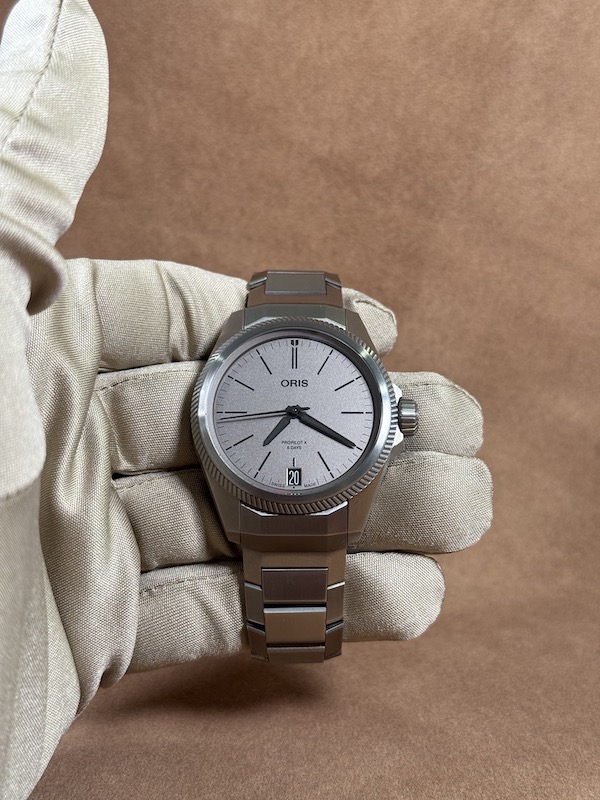 Oris ProPilot X in hand
