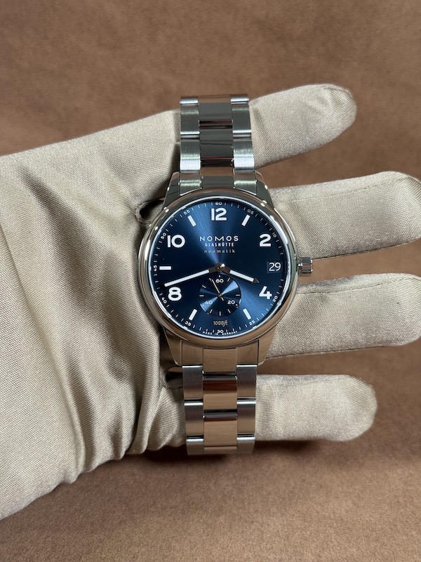 NOMOS Club Sport Neomatik 42 in hand