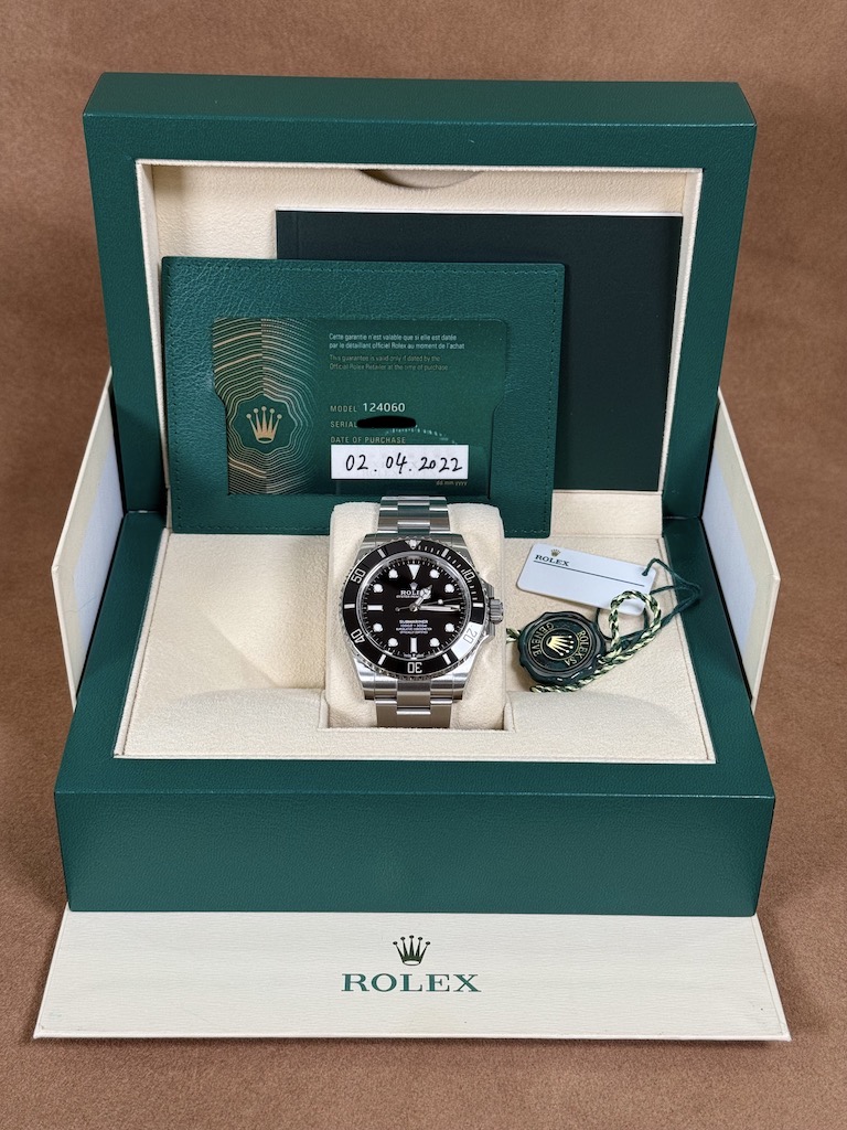 Rolex Submariner No-Date ref 124060 complete set in box with papers